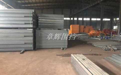 簡易圍擋的照明設施是否需要考慮夜間通行需求？