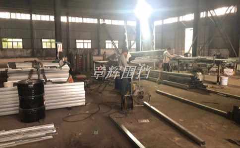 如何利用防風(fēng)帶和地釘?shù)仍O(shè)備和材料,增強(qiáng)簡易圍擋的抗風(fēng)和穩(wěn)定性,使其符合相關(guān)標(biāo)準(zhǔn)和規(guī)定要求?(利用防風(fēng)帶與地釘實(shí)現(xiàn)簡易圍擋抗風(fēng)穩(wěn)定標(biāo)準(zhǔn)化) 如何利用防風(fēng)帶和地釘?shù)仍O(shè)備和材料,增強(qiáng)簡易圍擋的抗風(fēng)和穩(wěn)定性,使其符合相關(guān)標(biāo)準(zhǔn)和規(guī)定要求?(利用防風(fēng)帶與地釘實(shí)現(xiàn)簡易圍擋抗風(fēng)穩(wěn)定標(biāo)準(zhǔn)化)