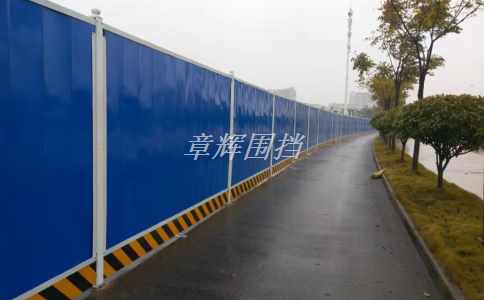 如何通過加強(qiáng)對(duì)生產(chǎn)和施工過程中的質(zhì)量控制，確保簡(jiǎn)易圍擋符合相關(guān)安全標(biāo)準(zhǔn)和規(guī)定？（質(zhì)量控制保證簡(jiǎn)易圍擋符合安全標(biāo)準(zhǔn)）