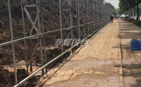 簡易圍擋在城市道路維修中的顏色應該如何配置？（城市道路維修中簡易圍擋的顏色和樣式搭配建議）