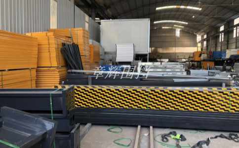 簡(jiǎn)易圍擋在垃圾清運(yùn)和危險(xiǎn)廢物處理中的使用壽命如何？（垃圾清運(yùn)和廢物處理中簡(jiǎn)易圍擋的定期維護(hù)與更新?lián)Q代策略）